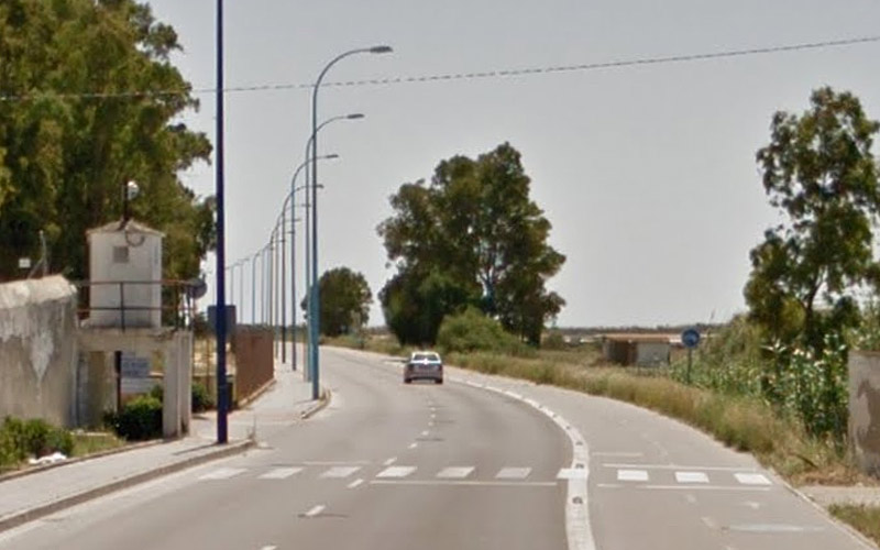 La carretera a Camposoto tendrá los sábados por la tarde un único sentido, de salida de la playa, para paliar los atascos