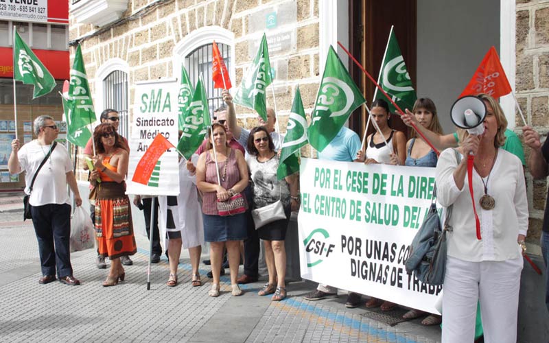 Insisten en exigir el cese de la directora del centro de salud del Mentidero ya que la situación es “cada vez más tensa”