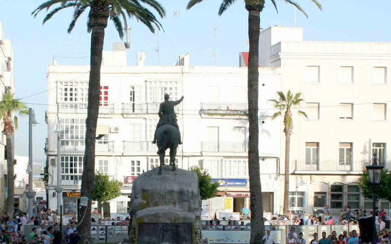 Instan a cumplir la ley a PSOE y PA: “es inadmisible que la estatua de un general golpista y genocida continúe en San Fernando”