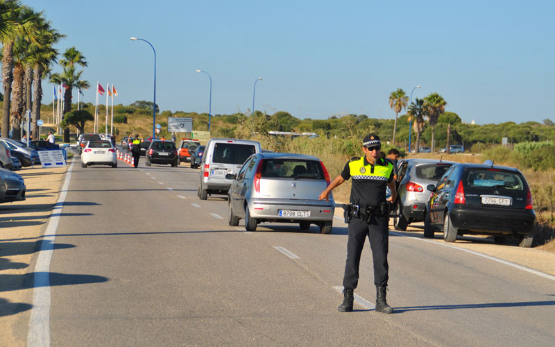 El dispositivo de tráfico para evitar los colapsos al salir de la playa de Camposoto pasa la prueba y se repetirá cada fin de semana