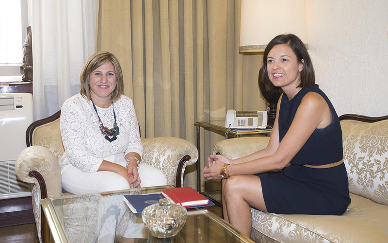 Primer encuentro formal entre la presidenta de la Diputación y la alcaldesa isleña, buscando una relación fluida entre instituciones