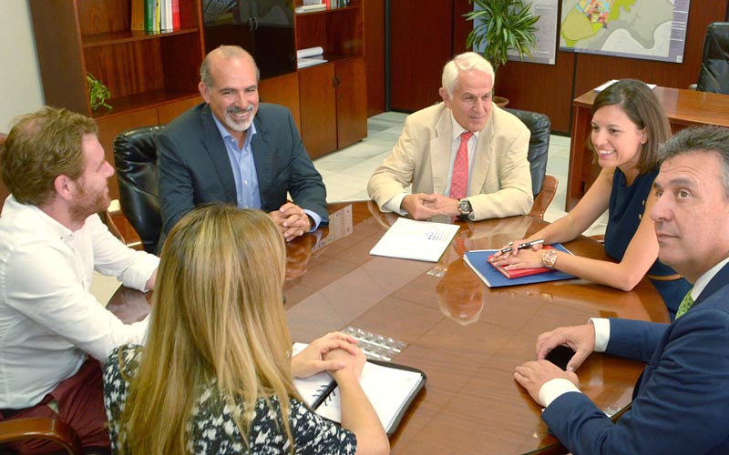 Ayuntamiento y Endesa acuerdan evitar los cortes de luz a familias isleñas que no pueden abonar las facturas