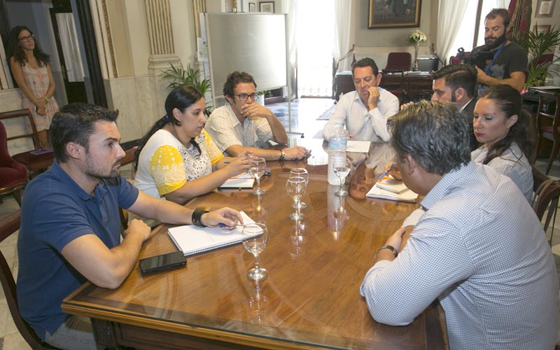 El PP quiere seguir copando más despachos en San Juan de Dios y tacha al alcalde de “actitud dictatorial” al otorgar uno por partido
