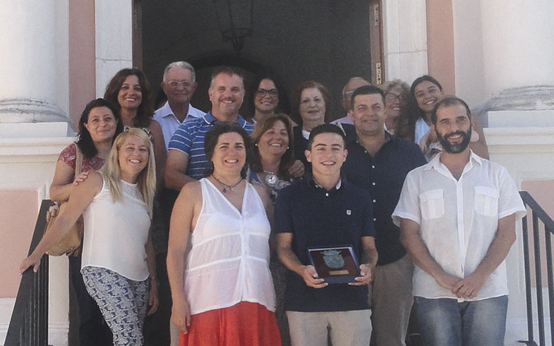 David, Premio Extraordinario de Bachillerato y futuro médico, reconocido por su Ayuntamiento