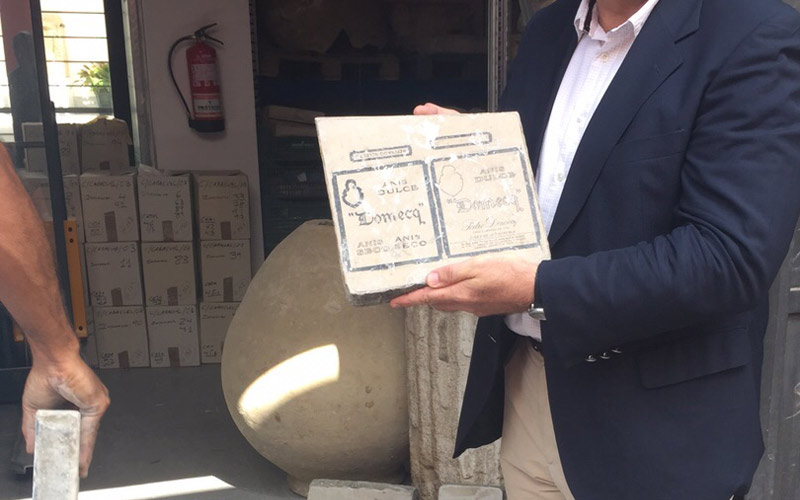 Recuperadas las más de trescientas placas litográficas, protegidas, robadas de la fachada de la antigua Jerez Industrial