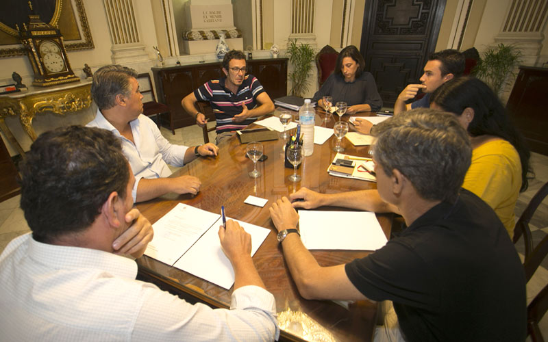 El Ayuntamiento de Cádiz recupera el pleno ordinario de agosto; el PP afea al alcalde que les haya pedido una sesión “rapidita”
