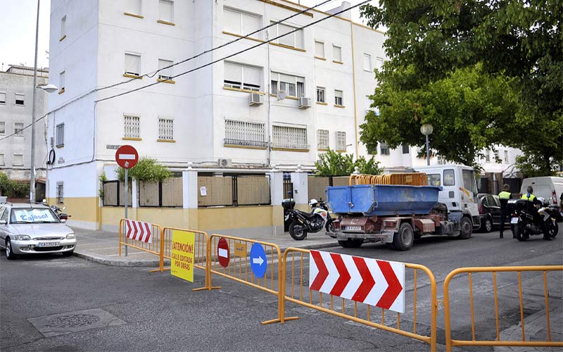 La “muy necesaria” obra de renovación de la red de abastecimiento y saneamiento de la barriada La Plata durará unos seis meses