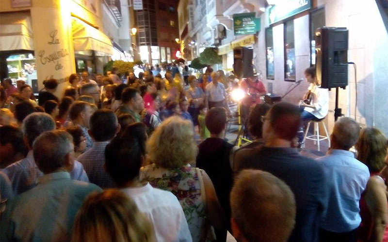 La sexta Noche Blanca “abarrota” calles, plazas, terrazas y comercios del centro