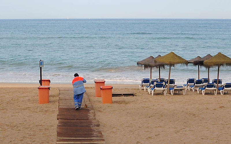 Los trabajadores de la limpieza de las playas de Cádiz amenazan con ir a la huelga en pleno domingo tras la noche de las barbacoas