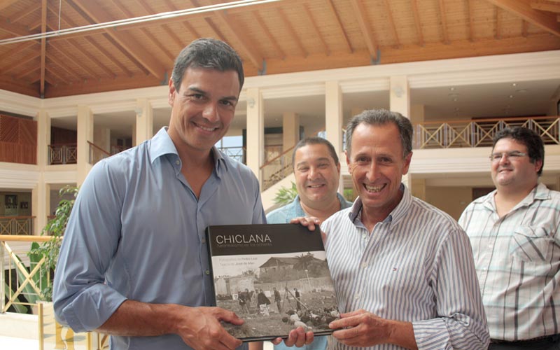 El líder del PSOE Pedro Sánchez, de vacaciones en Chiclana y “encantado” con sus playas, se ve con el alcalde