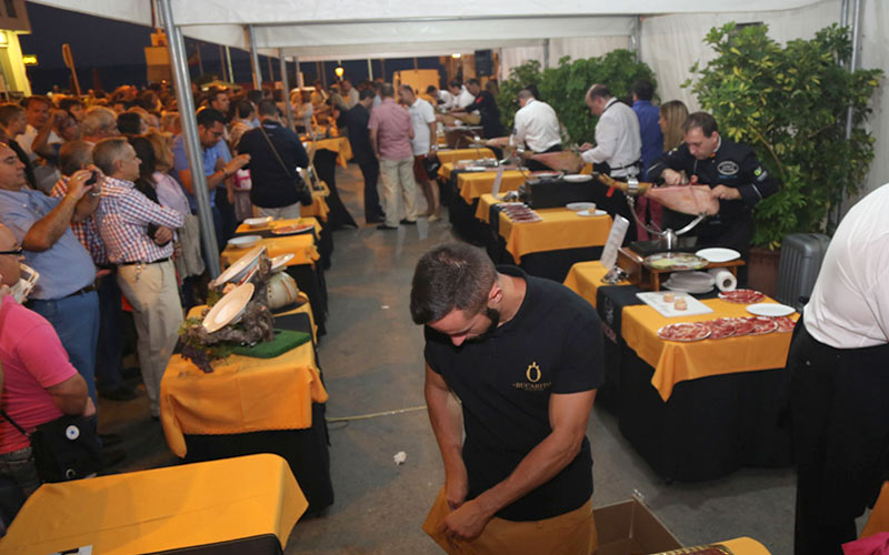 El segundo Concurso Nacional de Cortadores de Jamón en Rota congrega a muchos vecinos y turistas