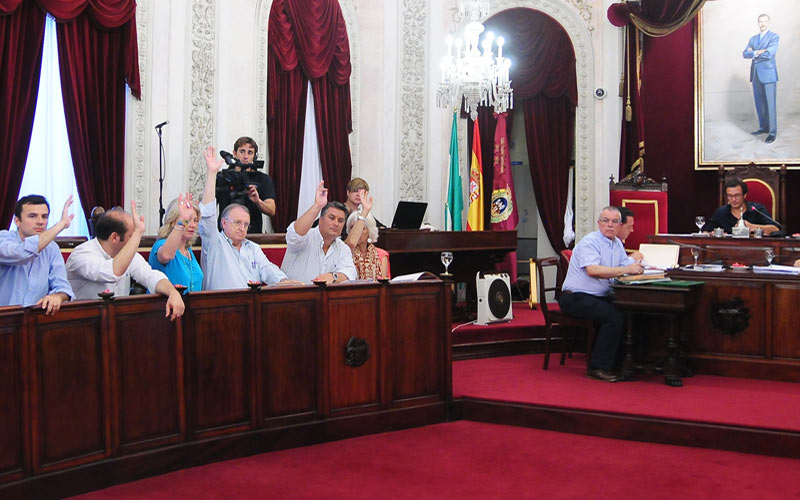 El PP conjetura que el alcalde “está esperando a que pasen las generales para quitarse la careta de guay: es sectario, nos odia”