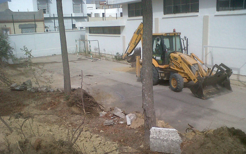 Obras de sustitución del muro que divide los colegios José de la Vega y Carmen Sedofeito, que amenazaba con desplomarse