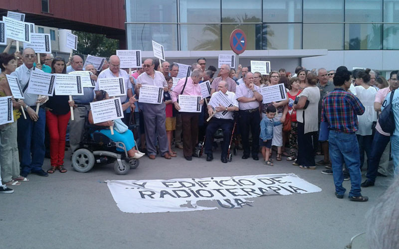 Protesta en el Hospital de Jerez para exigir la apertura “de manera urgente” de Radioterapia; la Junta repite que “es una prioridad”