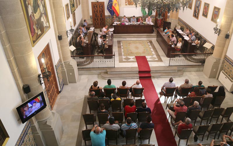El bipartito roteño en solitario aprueba otro plan de ajuste y vincula subida de impuestos y compensación por la Base