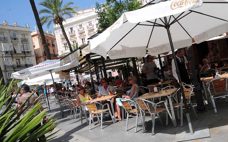 Casi mil gaditanos deja la lista del paro en agosto gracias al turismo y la vendimia; más del 96% de contratos son temporales