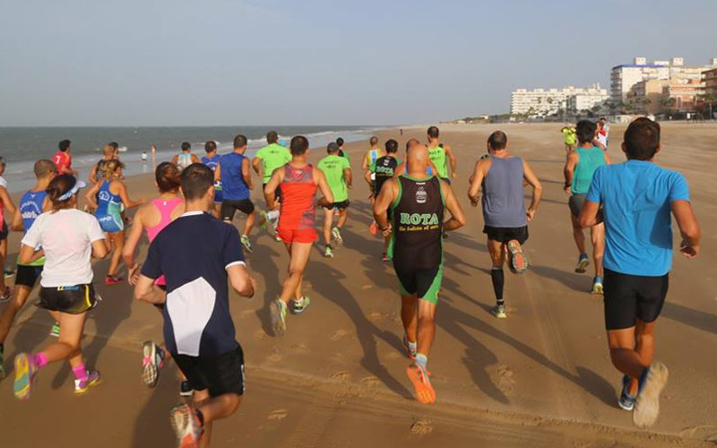 El Triatlón Villa de Rota cumple este domingo veinte ediciones, con más de 400 inscritos