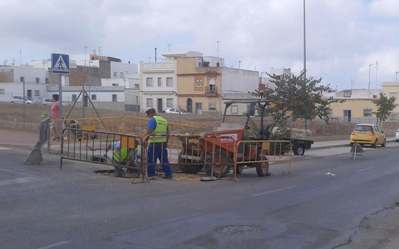 Los vecinos conocen de primera mano las actuaciones para la mejora en la presión de la red de abastecimiento en La Banda