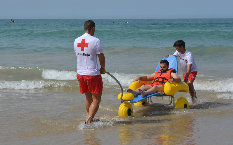 El dispositivo de Cruz Roja en las playas chiclaneras ha llevado a cabo 3.300 atenciones en los meses de julio y agosto