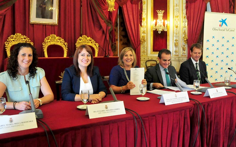 Un banco reparte más de 9.000 kits de material escolar gratuito entre familias en riesgo de exclusión de toda la provincia gaditana