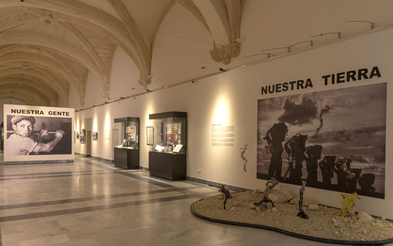 La exposición ‘80 años en defensa de lo nuestro’ introduce al visitante en “el universo de los vinos de Jerez”