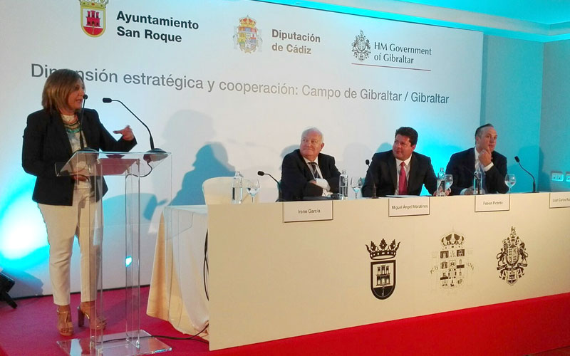 La presidenta de la Diputación aboga por la “buena vecindad” con Gibraltar, y el PP le afea “fotografiarse sonriente” con Picardo