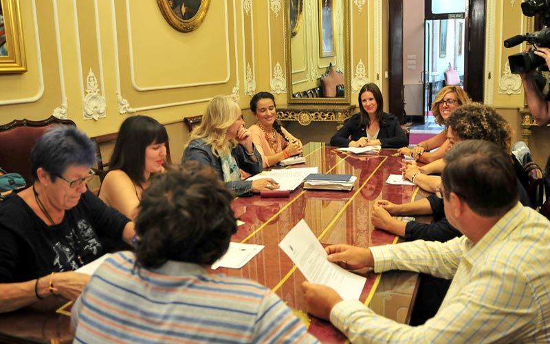 La oposición impide que el Gobierno local, que dice buscar “una línea diferente” en la Fundación de la Mujer, cambie a su gerente