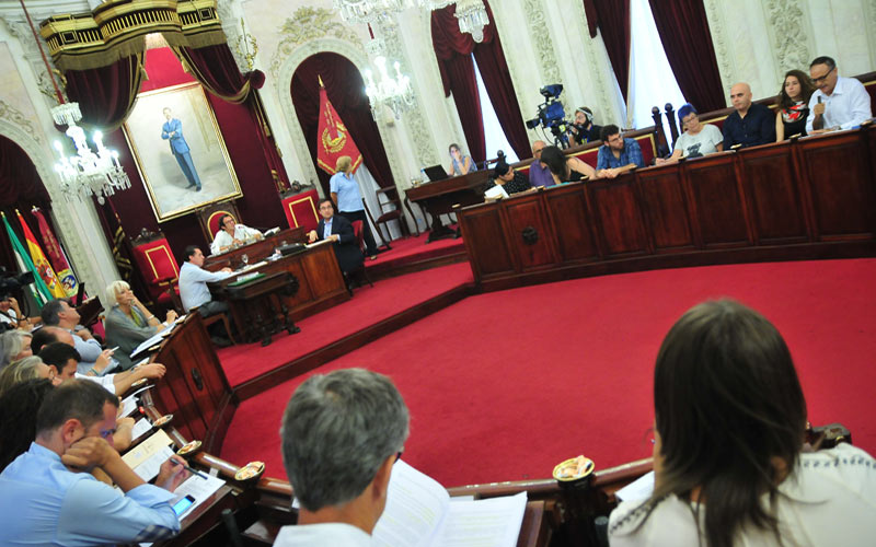 El PP fuerza la celebración de un pleno sobre empleo y se queda solo; Gobierno, PSOE y Ciudadanos “dialogan” y suman propuestas