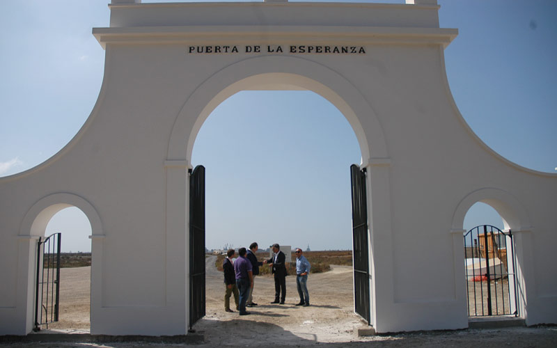 La UCA recibe la llave de la puerta de las Salinas de la Esperanza, la primera de las ocho planteadas para potenciar el Parque Natural