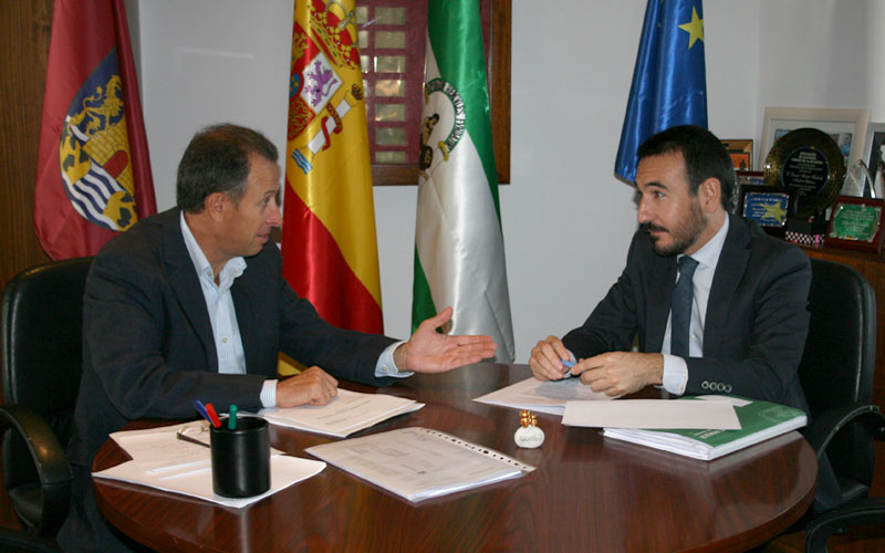 López Gil aborda con Román asuntos pendientes de la Junta y adelanta que se adecentarán los esteros de Carboneros