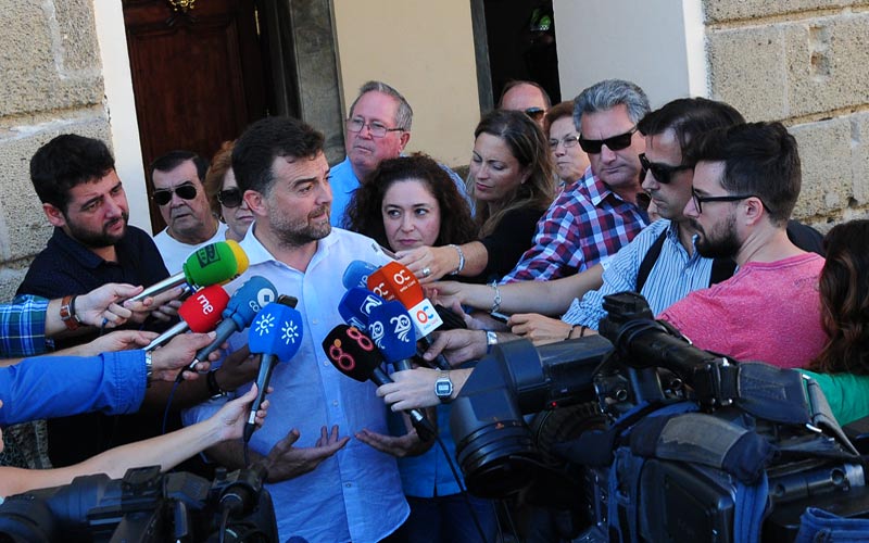 Maíllo (IU) se interesa por la labor desarrollada y proyectos de los concejales de Ganar Cádiz en Común en el bipartito gaditano