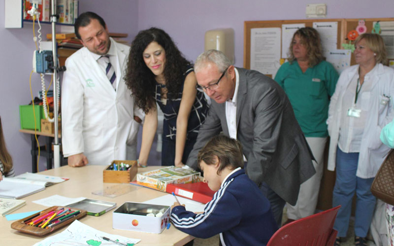 Más de 5.000 menores ingresados en la provincia gaditana pueden seguir sus clases cada curso en aulas hospitalarias