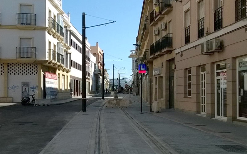 Lista la nueva calle Mendizábal, que se abrirá al tráfico una vez que se decida el sentido de circulación del único carril para vehículos