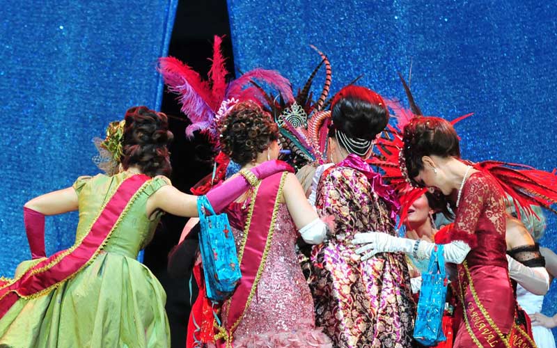 “Crear esta figura artificial del Dios del Carnaval no fomenta la equidad, incluye a los hombres en una cosificación que no aporta”