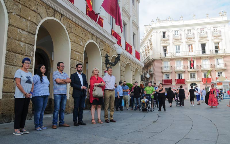 Minuto de silencio a las puertas del Ayuntamiento de Cádiz condenando los últimos tres asesinatos de mujeres