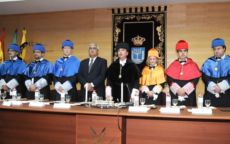 El rector de la UCA recalca los 65,7 millones de euros que le adeuda la Junta en la solemne apertura del curso y pide “certidumbre”