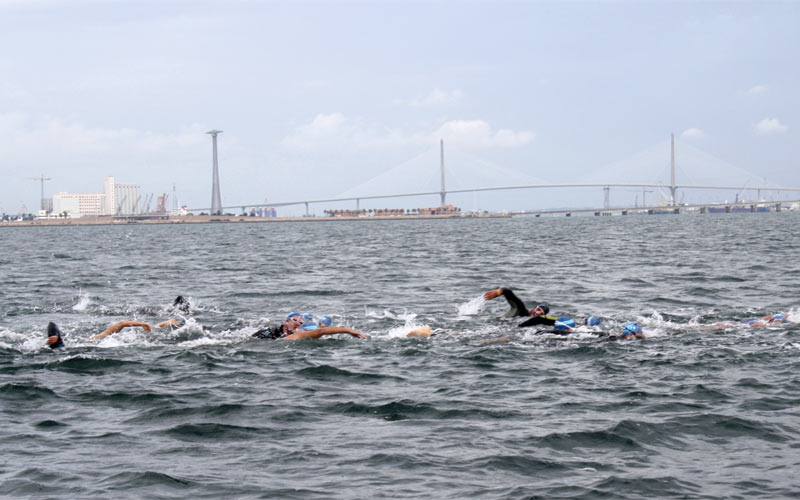 Un centenar de personas cruza a nado la Bahía de Cádiz para ayudar a personas con discapacidad de la India