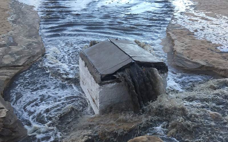 Llueve, y UPyD vuelve a denunciar la situación de los aliviaderos de pluviales que desaguan a la playa de la Costilla
