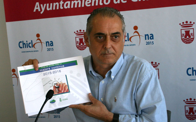 Chiclana Natural crea un fondo de ayudas con 40.000 euros para que familias sin recursos paguen y no haya que cortales el agua