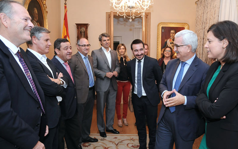 El vicepresidente de la Junta y la alcaldesa de San Fernando repasan la situación de diferentes proyectos autonómicos