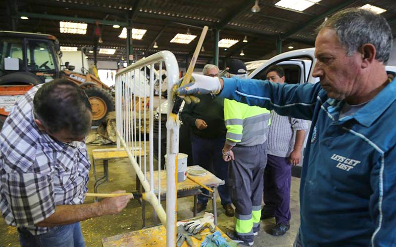 Un nuevo plan de empleo local para mayores ayuda durante los próximos seis meses a una veintena de parados de la construcción