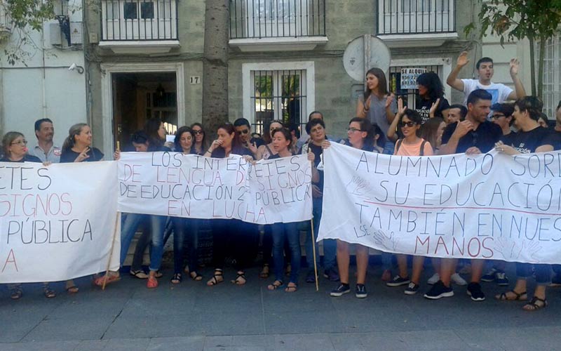 Intérpretes de lengua de signos que trabajan “en precario y con sueldos irrisorios” en colegios de Cádiz retoman sus protestas