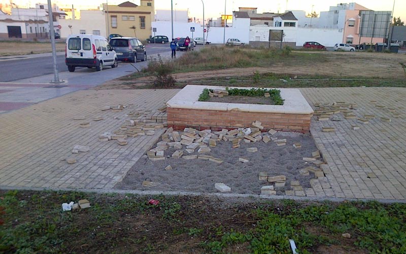 El Gobierno local lamenta el “abandono por parte del PP” de plazas, calles y jardines en las barriadas y prevé pequeñas mejoras