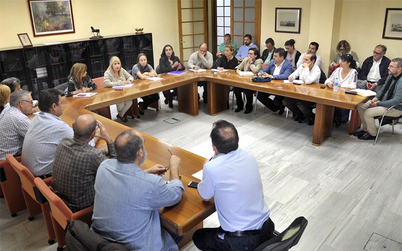 Sánchez mantiene su compromiso de reincorporar a los despedidos por el ERE municipal del PP antes del 30 de junio