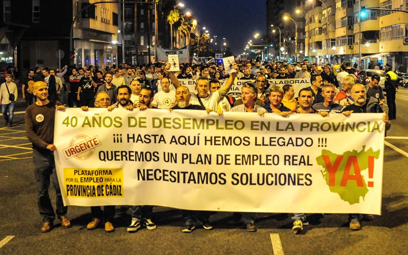 Gaditanos cansados del “paro estructural” que sufre la provincia reclaman en la calle a las administraciones “trabajo y dignidad, ya”