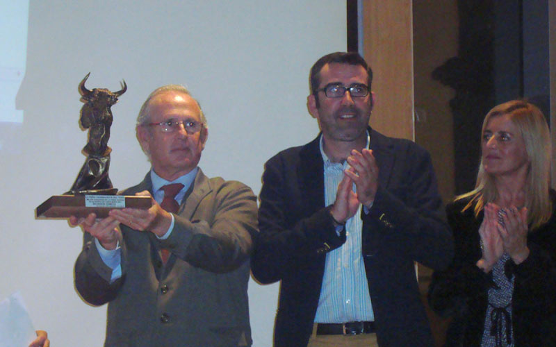 La peña Ruta del Toro de Alcalá de los Gazules premia a Salvador Domecq