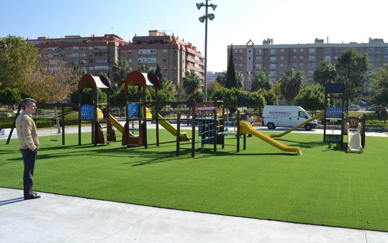 La zona de juegos infantiles del Barrero, mejorada