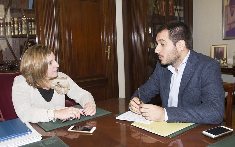 La Diputación de Cádiz y el IAJ barajan coordinar actuaciones en materia de juventud