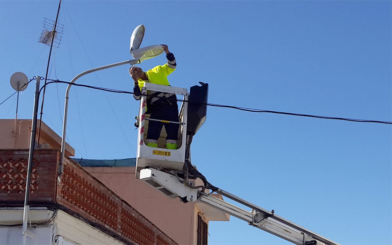 Renovado alumbrado público por otro más “eficaz” en varias zonas