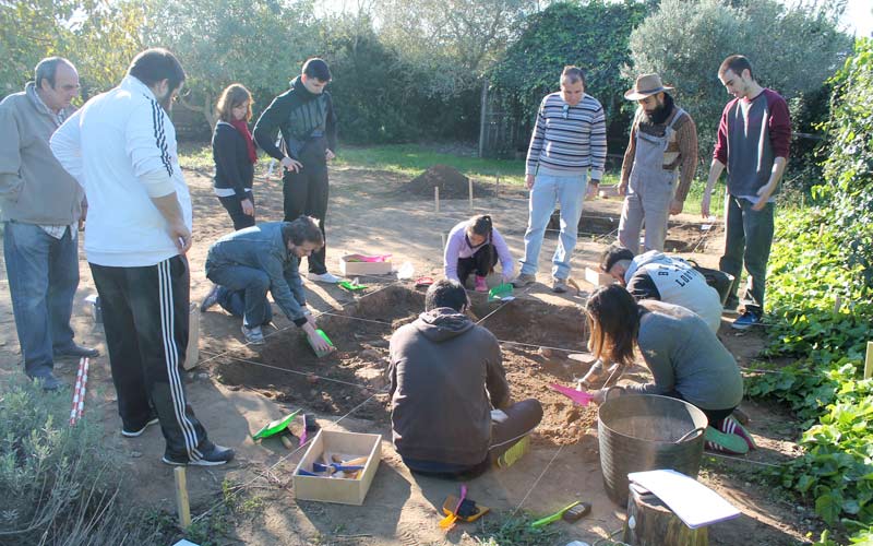 Futuros arqueólogos gaditanos “excavan” en las instalaciones de ERA Cultura